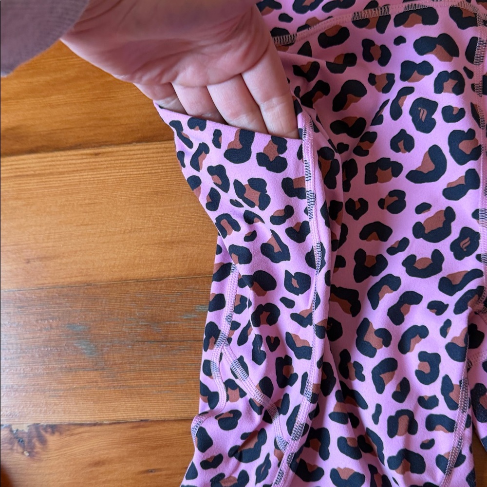 ⬇️ Fabletics Pink Leopard Sports Bra & Crop Leggings Set Size XL - Picture 8 of 8